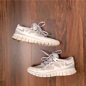 Nike // white & gray running sneakers 👟 🤍